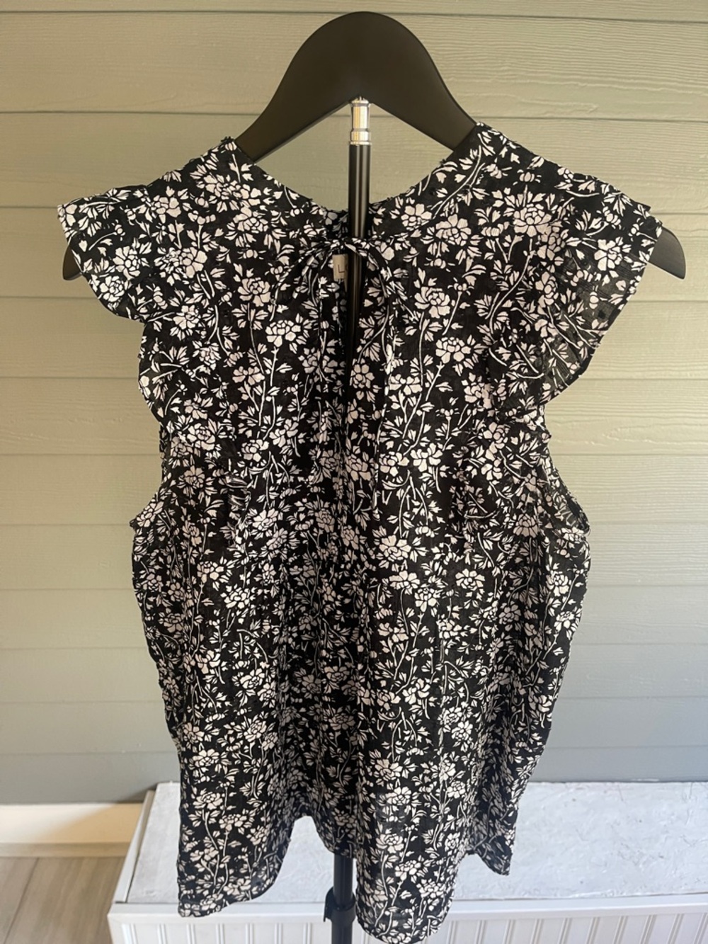 LOFT Black & White Floral Ruffle-Sleeve Top Size Medium